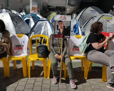 Protesta per gli ostaggi a Tel Aviv